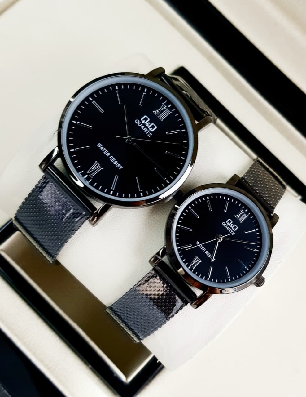 Reloj Q&Q Pareja Elegancia sincronizada en cada segundo